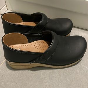 Dansko professional black leather women’s clogs with wood grain sole, size 40.